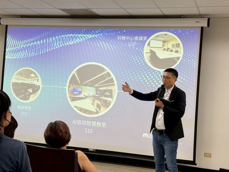圖3.林佳慶所長演示以廊帶概念串連三空間進行同步跨場域學習