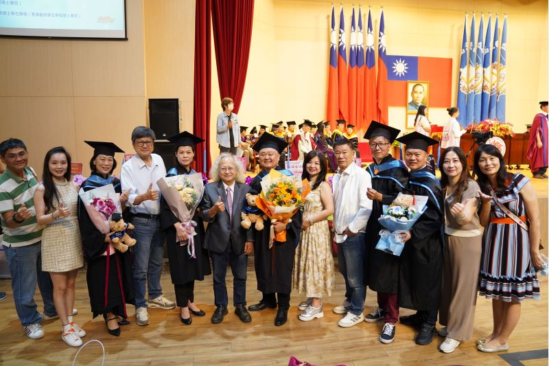 圖3.校友會學長姐親臨典禮會長祝賀學弟妹順利圓滿畢業 圖3.校友會學長姐親臨典禮會長祝賀學弟妹順利圓滿畢業