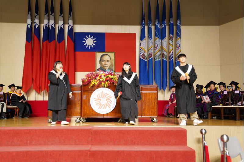 圖4.畢業歌演唱歌手-余庭誼、徐佳榆、吳竣献為畢業生現場獻唱創作歌曲 圖4.畢業歌演唱歌手-余庭誼、徐佳榆、吳竣献為畢業生現場獻唱創作歌曲