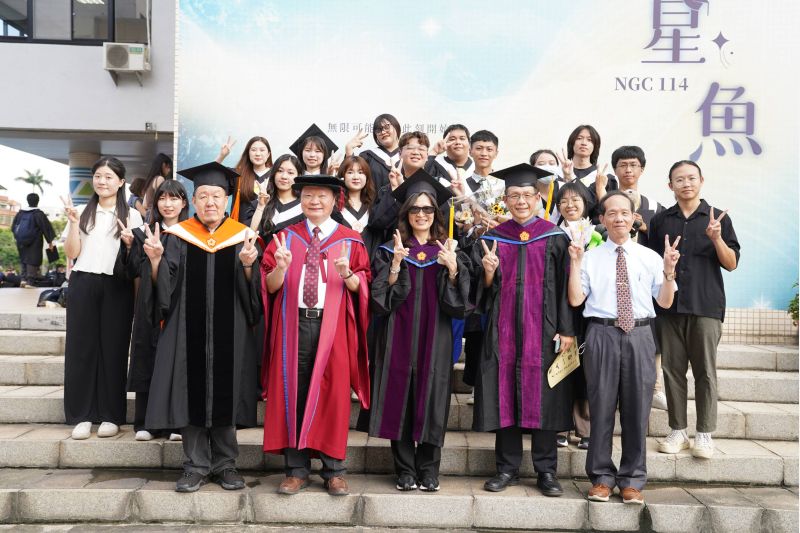 圖6.畢聯會同學與校長、副校長及師長歡喜合影 圖6.畢聯會同學與校長、副校長及師長歡喜合影