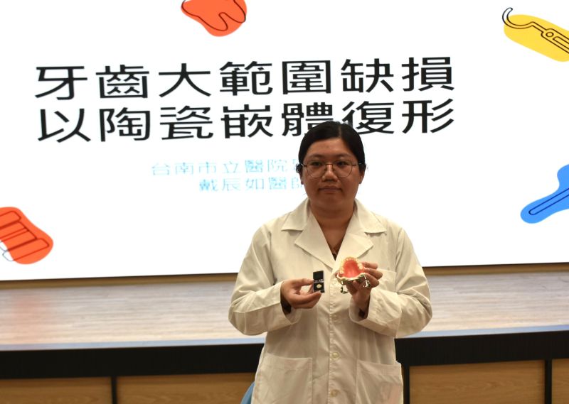 台南市立醫院牙科部戴辰如醫師分享 圖片來源:記者林清雲攝 台南市立醫院牙科部戴辰如醫師分享 圖片來源:記者林清雲攝