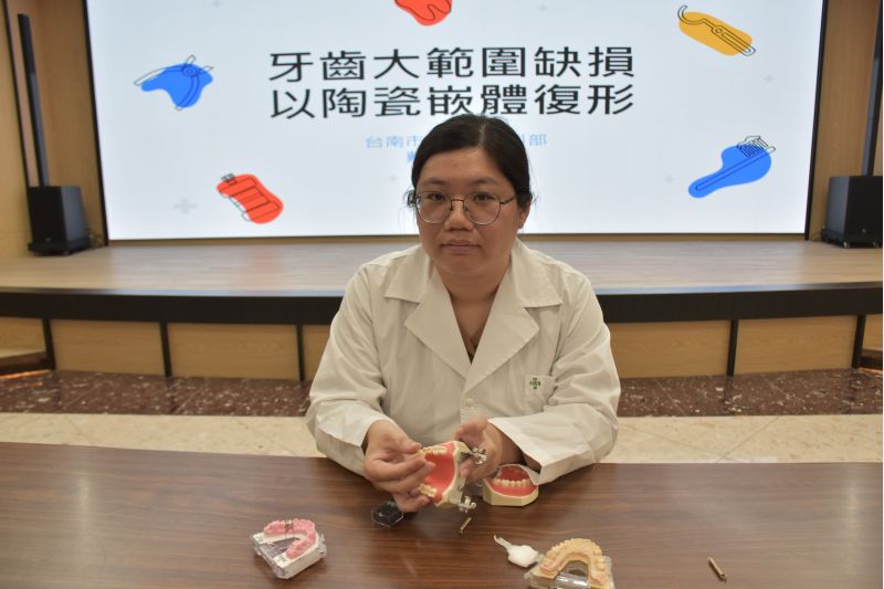 台南市立醫院牙科部戴辰如醫師分享 圖片來源:記者林清雲攝 台南市立醫院牙科部戴辰如醫師分享 圖片來源:記者林清雲攝