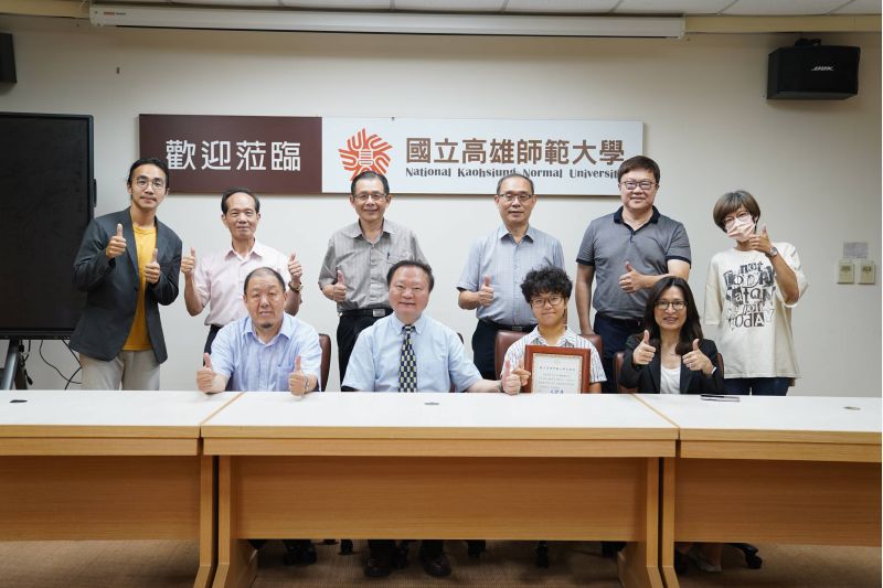 圖1.表揚儀式結束後奕琳同學與校長等師長歡喜合影 圖1.表揚儀式結束後奕琳同學與校長等師長歡喜合影