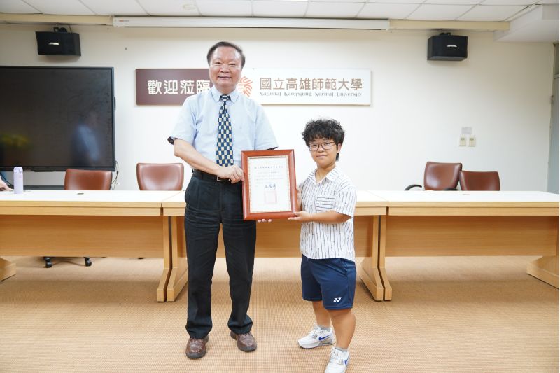 圖3.校長頒發表揚狀及禮品,以表彰奕琳同學的傑出表現 圖3.校長頒發表揚狀及禮品,以表彰奕琳同學的傑出表現