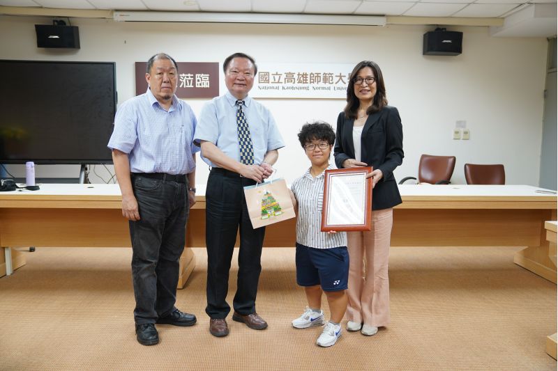 圖4.表揚儀式中奕琳同學與校長及二位副校長合影 圖4.表揚儀式中奕琳同學與校長及二位副校長合影