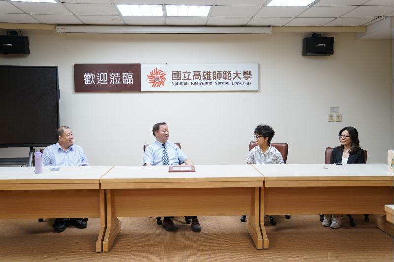 圖5.校長及二位副校長與奕琳同學親切交談 圖5.校長及二位副校長與奕琳同學親切交談