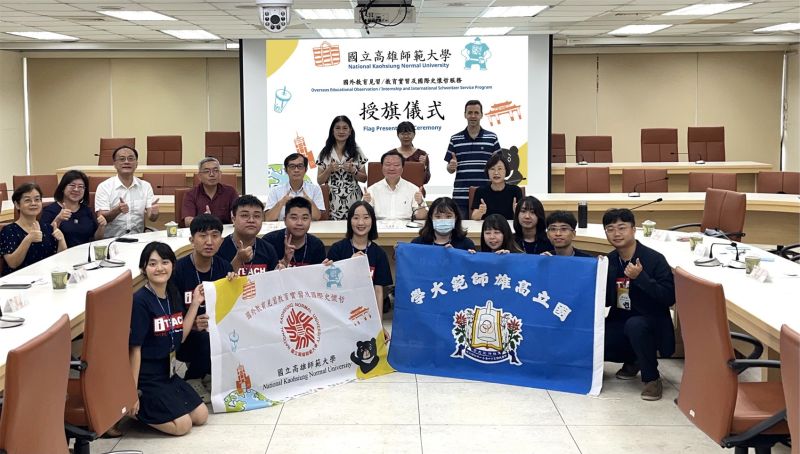 圖1.授旗後與會師長及同學和王校長歡喜合影 圖1.授旗後與會師長及同學和王校長歡喜合影