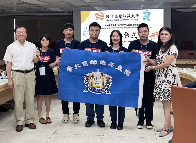 圖5.王校長(左1)授旗後與澳大利亞團師生合影 圖5.王校長(左1)授旗後與澳大利亞團師生合影
