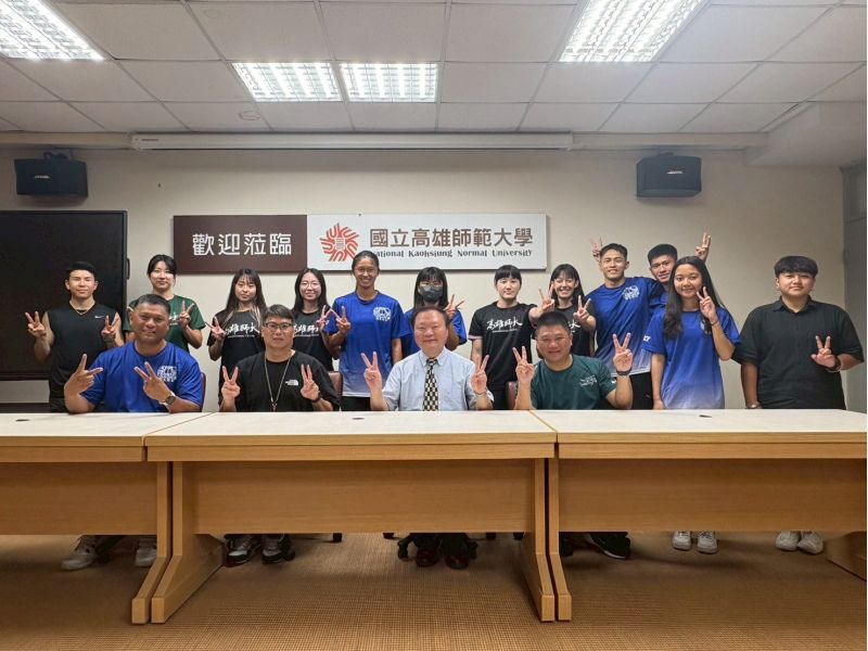 圖1.校長與獲獎同學及教練歡喜合影 圖1.校長與獲獎同學及教練歡喜合影