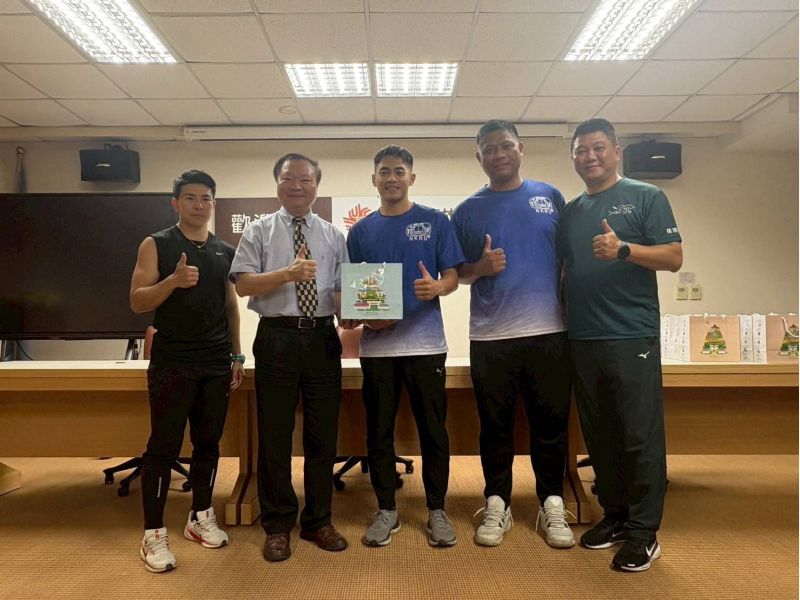 圖2.校長與撐竿跳高金牌黃湧富同學及教練合影 圖2.校長與撐竿跳高金牌黃湧富同學及教練合影