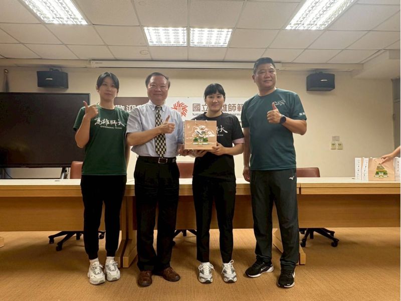 圖3.校長與游泳100公尺蝶式、200公尺混合式、400公尺混合式三銀徐安及教練合影 圖3.校長與游泳100公尺蝶式、200公尺混合式、400公尺混合式三銀徐安及教練合影