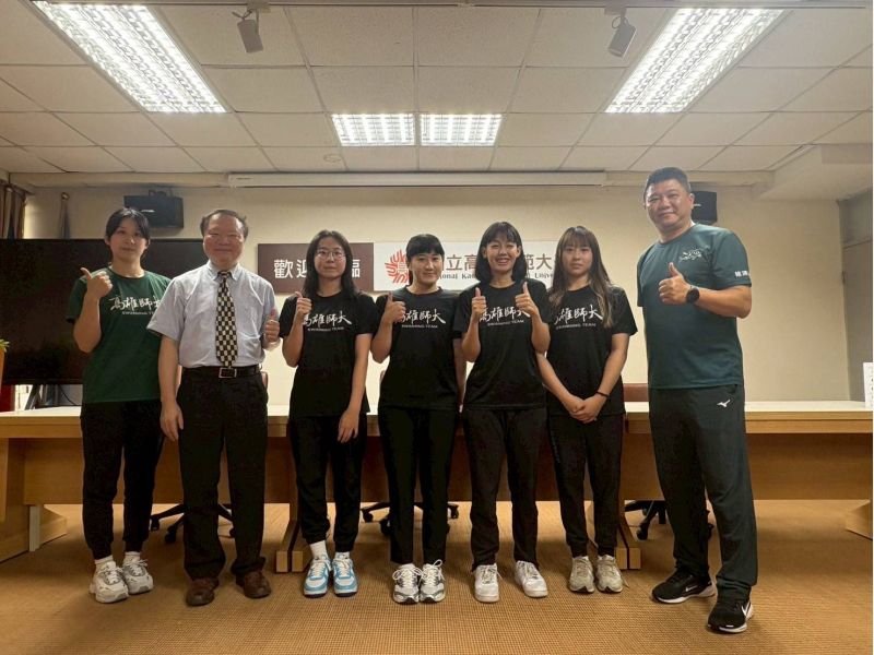 圖4.校長與游泳 4100公尺自由式接力銅牌同學及教練合影 圖4.校長與游泳 4100公尺自由式接力銅牌同學及教練合影