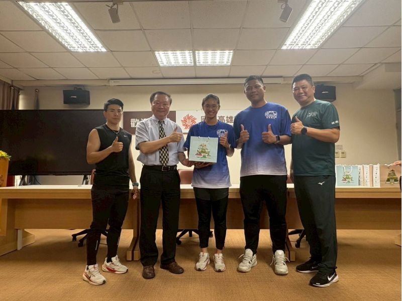 圖5.校長與全大運撐竿跳高金牌任純瑩及教練合影 圖5.校長與全大運撐竿跳高金牌任純瑩及教練合影