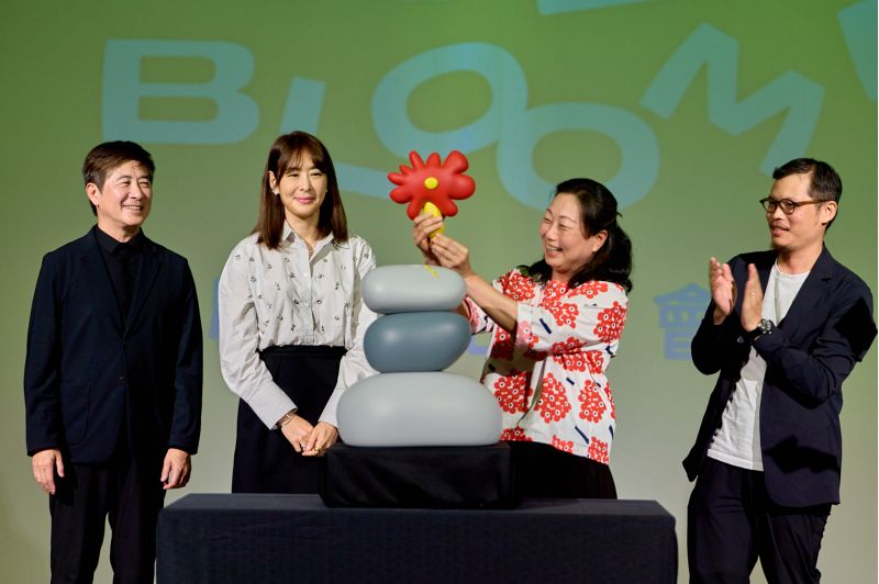 繁花盛開We Bloom!計畫正式啟動台灣設計研究院院長張基義(左一)、101董座賈永婕(左二)、花蓮縣長徐榛蔚(右二)、台灣原生藝術家陳普(右一) 繁花盛開We Bloom!計畫正式啟動台灣設計研究院院長張基義(左一)、101董座賈永婕(左二)、花蓮縣長徐榛蔚(右二)、台灣原生藝術家陳普(右一)