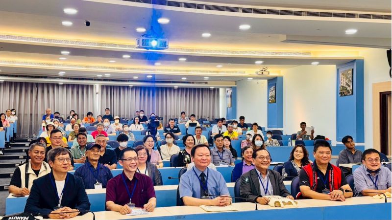 圖1.王校長與實體出席貴賓歡喜合影 圖1.王校長與實體出席貴賓歡喜合影