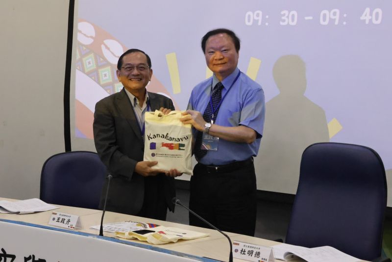 圖3.王政彥校長致贈原住民族委員會鍾興華副主委紀念品 圖3.王政彥校長致贈原住民族委員會鍾興華副主委紀念品