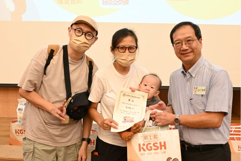 寶寶們展現驚人速度與活力順利完賽,從副院長黃志仁(右一)手中接過各式豐富獎品,滿載而歸。圖/高醫岡山醫院提供 寶寶們展現驚人速度與活力順利完賽,從副院長黃志仁(右一)手中接過各式豐富獎品,滿載而歸。圖/高醫岡山醫院提供
