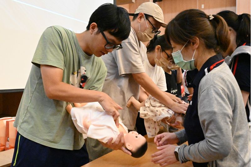 高醫岡山醫院舉辦新生兒照護講座,提供新手爸媽實用且安心的支持。圖/高醫岡山醫院提供 高醫岡山醫院舉辦新生兒照護講座,提供新手爸媽實用且安心的支持。圖/高醫岡山醫院提供