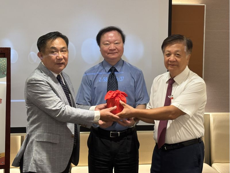 圖2.王政彥校長親自主持新卸任總會長監交儀式 圖2.王政彥校長親自主持新卸任總會長監交儀式