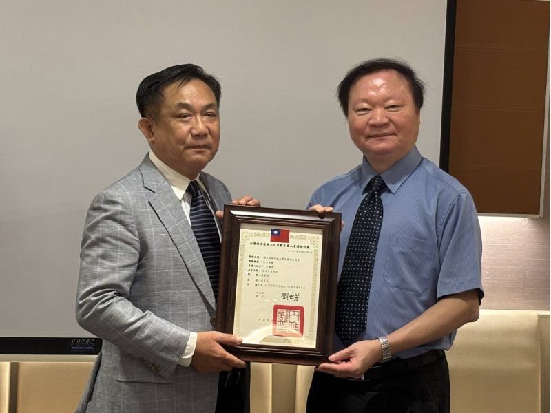 圖3.王校長代表頒發內政部核定當選證書 圖3.王校長代表頒發內政部核定當選證書