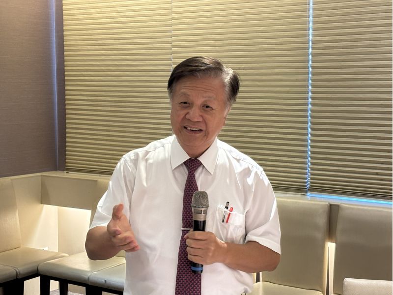 圖5.吳總會長感謝母校的支持與團隊同仁的無私奉獻 圖5.吳總會長感謝母校的支持與團隊同仁的無私奉獻