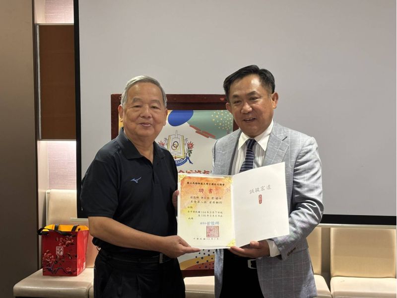 圖7.曾總會長頒發許文宗理事長等5位賢達顧問聘書 圖7.曾總會長頒發許文宗理事長等5位賢達顧問聘書