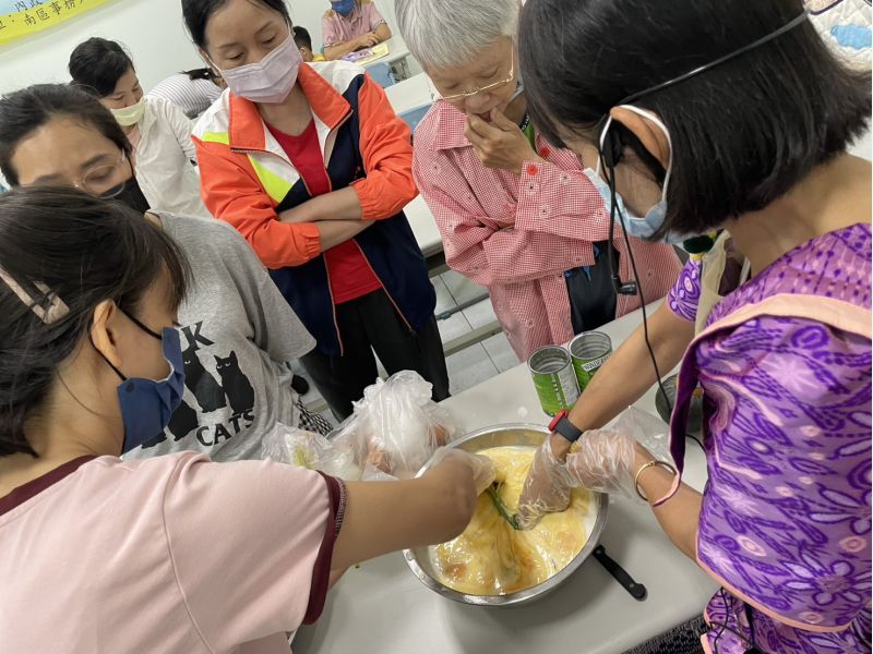 移民署屏東縣服務站辦理新住民家庭教育課程，學員與講師熱情合影，開心體驗柬埔寨文化的溫度與甜點的香氣。
