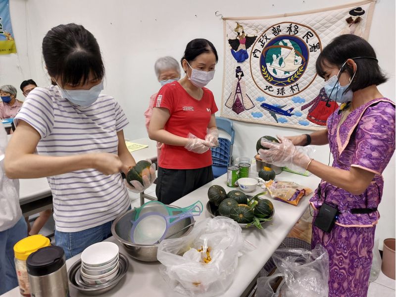 移民署屏東縣服務站辦理新住民家庭教育課程，學員與講師熱情合影，開心體驗柬埔寨文化的溫度與甜點的香氣。