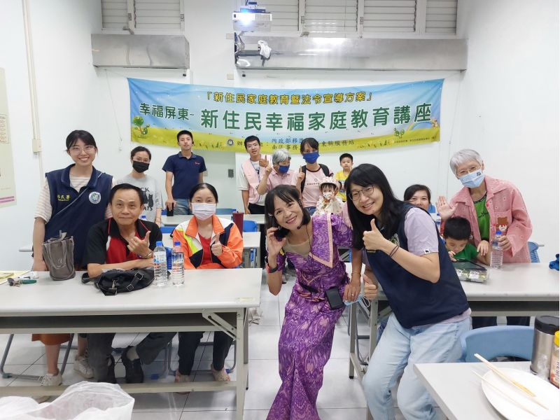 移民署屏東縣服務站辦理新住民家庭教育課程，學員與講師熱情合影，開心體驗柬埔寨文化的溫度與甜點的香氣。