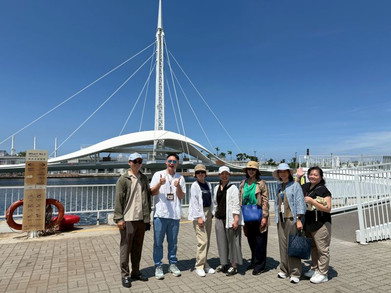 踩線團造訪高雄港,參觀亞洲首座水平旋轉橋─大港橋,實地感受港區觀光與都市景觀融合的魅力。 踩線團造訪高雄港,參觀亞洲首座水平旋轉橋─大港橋,實地感受港區觀光與都市景觀融合的魅力。