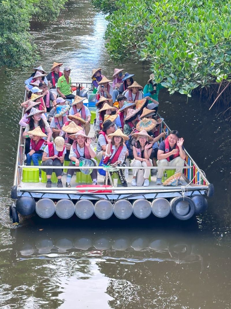 踩線團搭乘竹筏悠遊臺南四草綠色隧道,近距離欣賞紅樹林生態之美,感受台灣在地自然與文化觀光的獨特魅力。 踩線團搭乘竹筏悠遊臺南四草綠色隧道,近距離欣賞紅樹林生態之美,感受台灣在地自然與文化觀光的獨特魅力。