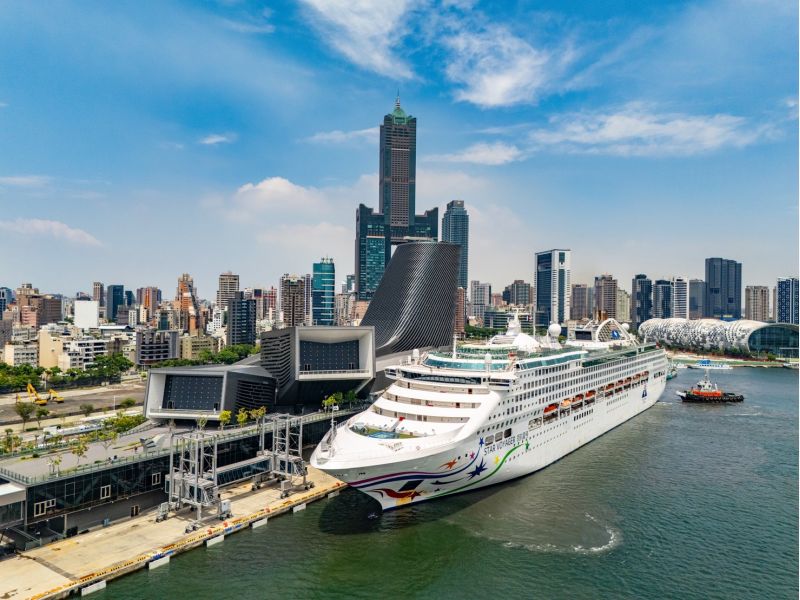 麗星郵輪領航星號(Star Voyager)靠泊高雄港旅運中心。 麗星郵輪領航星號(Star Voyager)靠泊高雄港旅運中心。