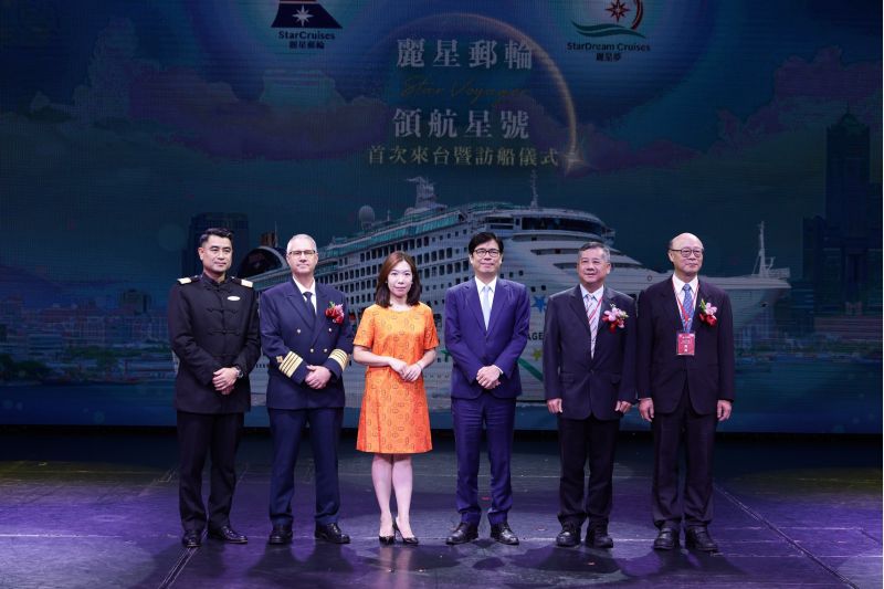 麗星郵輪領航星號Rodger Arbilo飯店總監(左1)、麗星郵輪領航星號Jorgen Holmberg船長(左2)、麗星夢郵輪公司徐牧柔副總裁(左3)、高雄市陳其邁市長(右3)、臺灣港務公司王錦榮總經理(右2)、高雄港務分公司王派峰總經理(右1)合照留影。 麗星郵輪領航星號Rodger Arbilo飯店總監(左1)、麗星郵輪領航星號Jorgen Holmberg船長(左2)、麗星夢郵輪公司徐牧柔副總裁(左3)、高雄市陳其邁市長(右3)、臺灣港務公司王錦榮總經理(右2)、高雄港務分公司王派峰總經理(右1)合照留影。