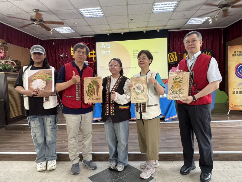圖6.高師大原知研究中心劉正元中心主任主持教材捐贈儀式 圖6.高師大原知研究中心劉正元中心主任主持教材捐贈儀式