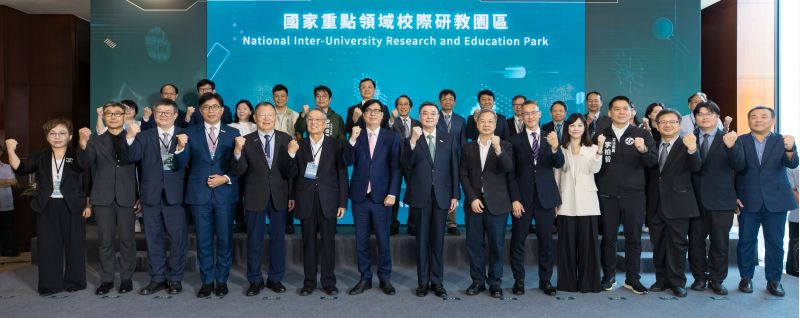 全臺首座「國家重點領域校際研教園區」正式揭牌,行政院長卓榮泰、高雄市長陳其邁、清大、陽明交大和校友,產學合作企業等百位貴賓親臨參與。 圖片來源:高市府經發局 全臺首座「國家重點領域校際研教園區」正式揭牌,行政院長卓榮泰、高雄市長陳其邁、清大、陽明交大和校友,產學合作企業等百位貴賓親臨參與。 圖片來源:高市府經發局
