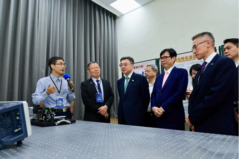 行政院長卓榮泰、高雄市長陳其邁等人活動後參訪陽明交大電子與光學實驗室。 行政院長卓榮泰、高雄市長陳其邁等人活動後參訪陽明交大電子與光學實驗室。