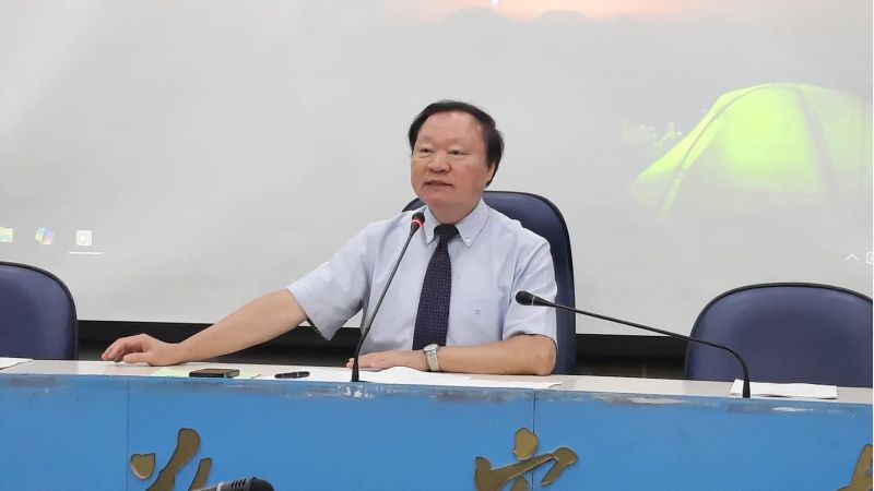 圖1.兼考區主任王政彥校長籲請考生提早出門以免塞車。 圖1.兼考區主任王政彥校長籲請考生提早出門以免塞車。