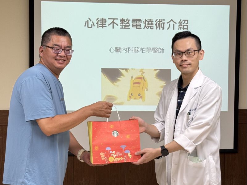 病人回到台南市麻豆新樓醫院向心臟內科-蘇柏學醫師(右)致謝 病人回到台南市麻豆新樓醫院向心臟內科-蘇柏學醫師(右)致謝