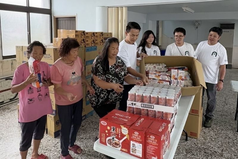 張騏晟將現做熱騰騰的餐點送給民眾。 張騏晟將現做熱騰騰的餐點送給民眾。