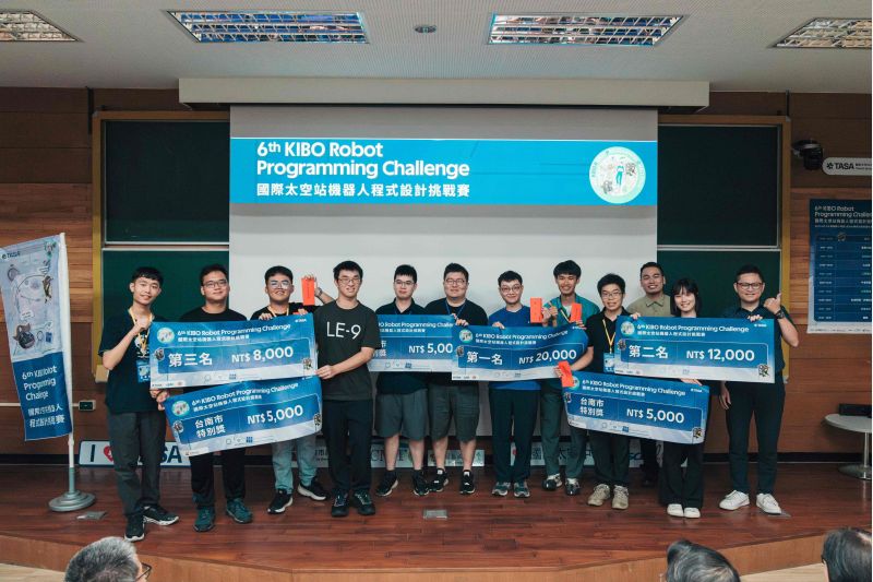 KIBO-RPC臺灣預賽前三名團隊合影 圖片來源:國家太空中心 KIBO-RPC臺灣預賽前三名團隊合影 圖片來源:國家太空中心