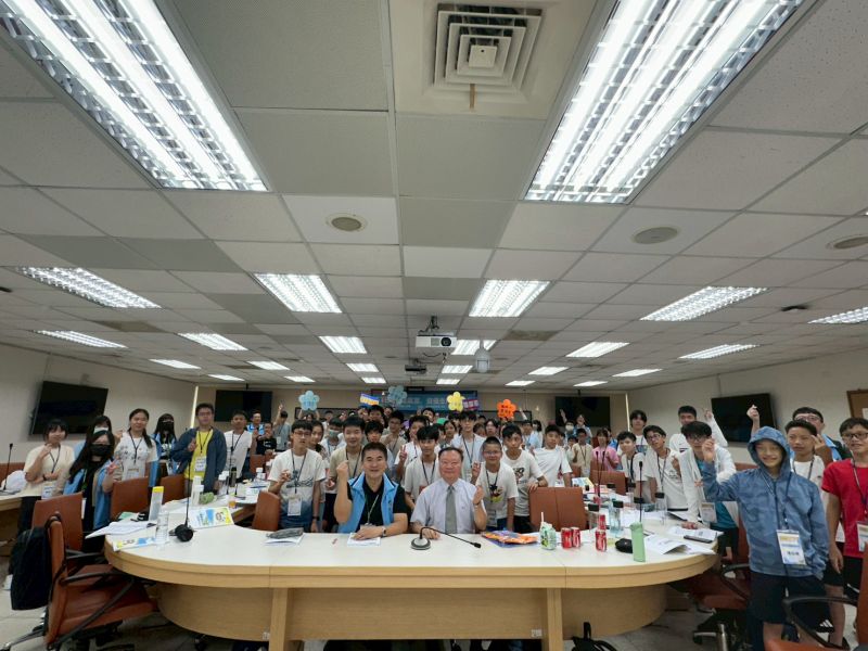 圖1.全國資優生參與本次資優營,開幕式後與王校長及蔡主任開心大合照 圖1.全國資優生參與本次資優營,開幕式後與王校長及蔡主任開心大合照