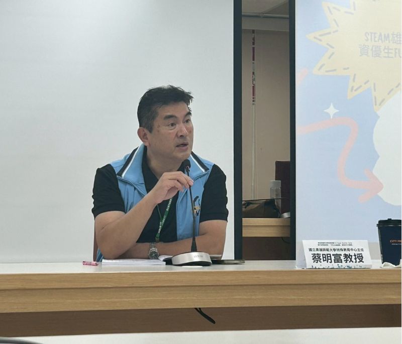 圖4.計畫主持人高師大特教中心蔡明富主任主持開幕典禮,並簡介營隊內容 圖4.計畫主持人高師大特教中心蔡明富主任主持開幕典禮,並簡介營隊內容