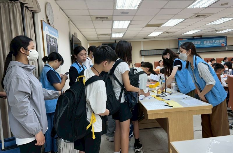 圖6.會場報到後輔導員引領認識小隊成員及領取手冊與營服 圖6.會場報到後輔導員引領認識小隊成員及領取手冊與營服