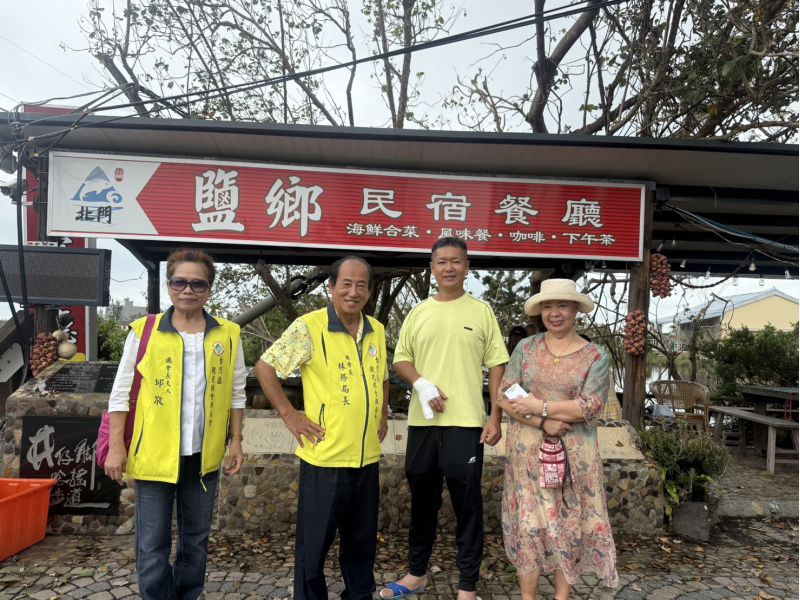 台灣區觀光協會聯合會總會長林務局(左二)蒞臨丹娜絲颱風受損理事洪有志(右二)府中關心受災及受傷情形 台灣區觀光協會聯合會總會長林務局(左二)蒞臨丹娜絲颱風受損理事洪有志(右二)府中關心受災及受傷情形