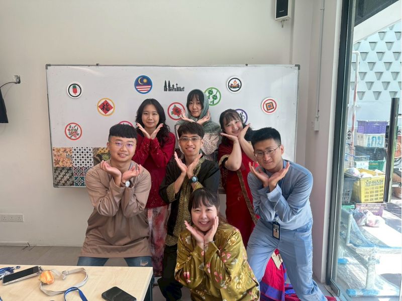 圖4.擔任志工學生體驗馬來西亞傳統服飾