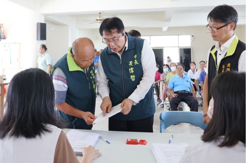 黃偉哲到北門區雙春漁民中心了解受災民眾補助申辦情形 黃偉哲到北門區雙春漁民中心了解受災民眾補助申辦情形