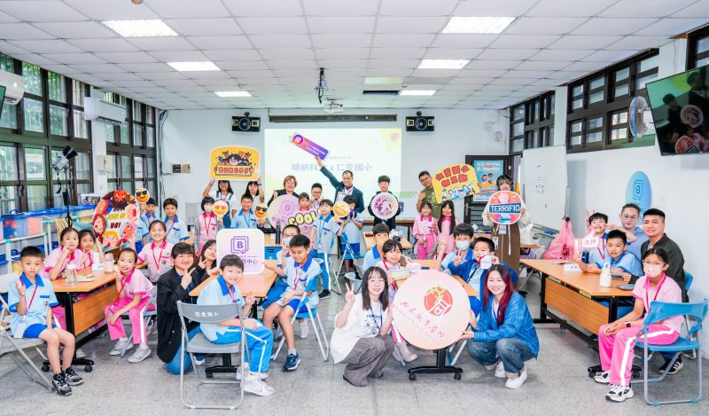 明新科大執行雙語數位學伴計畫,培育大學生成為英文教學輔導小老師,透過遠距教學協助新北市至彰化縣7所偏鄉國中小學生,進行為期1年半的雙語數位遠距教學。圖為大小學伴相見歡。 圖片來源:明新科大 明新科大執行雙語數位學伴計畫,培育大學生成為英文教學輔導小老師,透過遠距教學協助新北市至彰化縣7所偏鄉國中小學生,進行為期1年半的雙語數位遠距教學。圖為大小學伴相見歡。 圖片來源:明新科大
