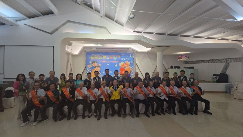 台南市安定區長陳仁偉與全體模範父親、來賓合影  圖片來源：記者林清雲攝