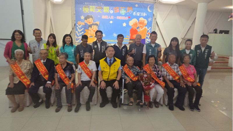 台南市安定區長陳仁偉與鑽石婚伉儷、來賓合影  圖片來源：記者林清雲攝