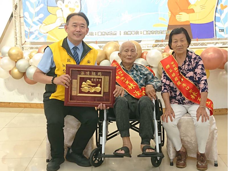台南市安定區長陳仁偉與鑽石婚伉儷合影  圖片來源：記者林清雲攝